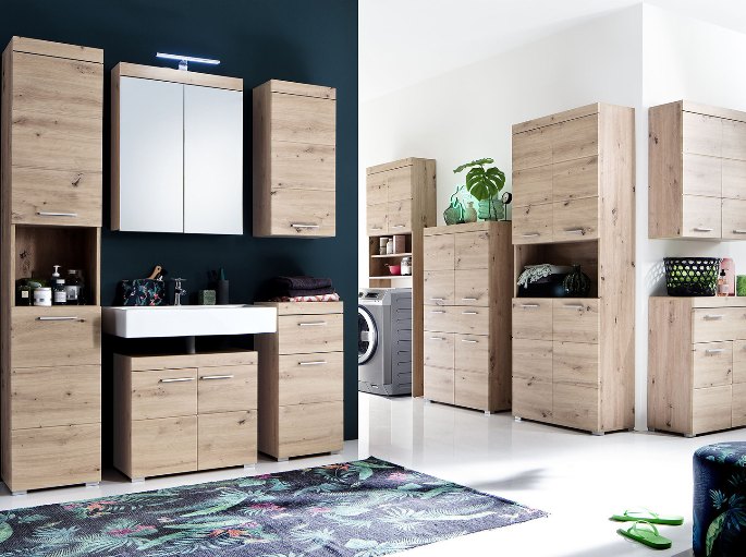 Salle de bain en bois clair, lave-linge placé derrière les colonnes de rangement