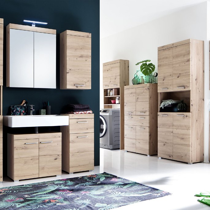 Ensemble en bois clair associant point d’eau, rangements fermés et zone de lavage