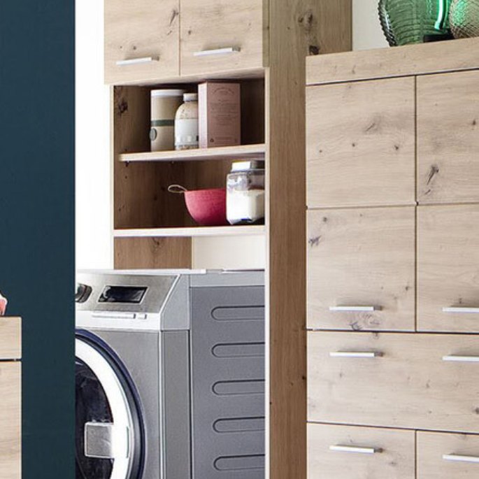 Bloc en bois clair installé le long du mur, au ras du lave-linge