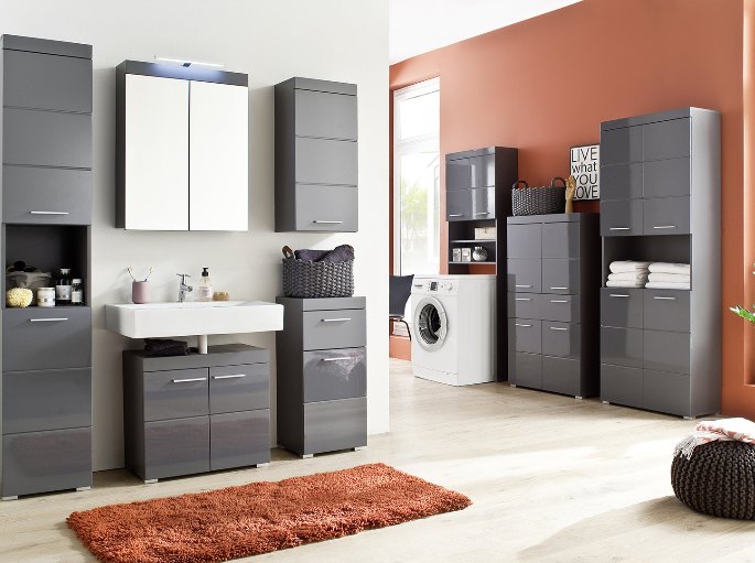 Salle d'eau équipée d'un appareil de lavage à côté d'éléments de rangement gris