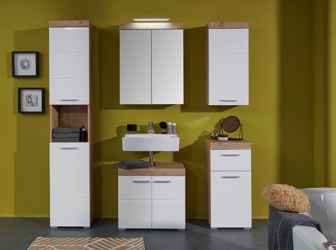 Coin toilette aux façades claires sur un mur olive avec rangements muraux