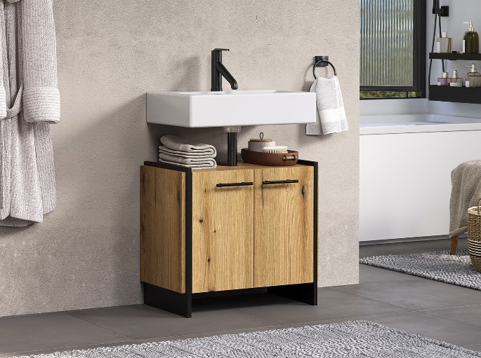 Plan de toilette compact en bois naturel installé sous un lavabo dans une salle de bain étroite