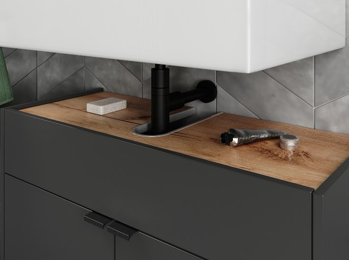 Plan de toilette en bois et robinetterie noire montée au-dessus de la cuve