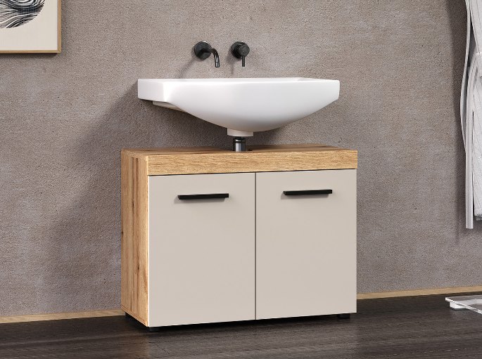 Lavabo débordant sur un caisson deux portes dans une salle d’eau étroite