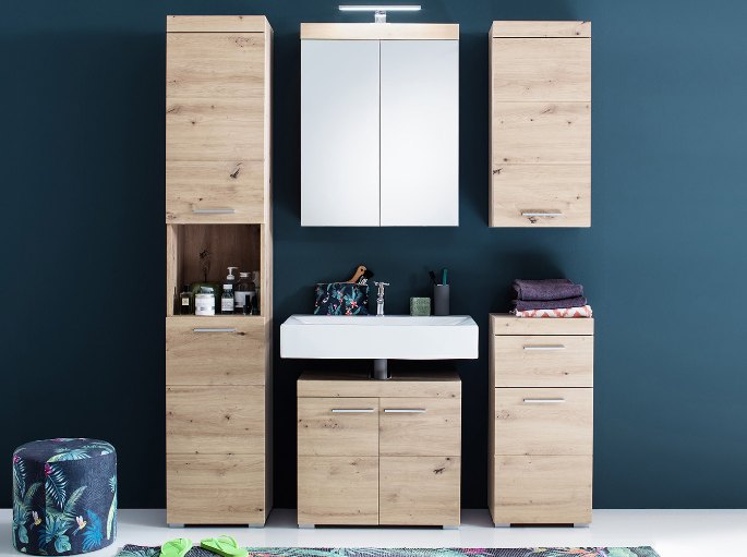 Agencement en bois clair dans une petite salle de bain aux murs bleu nuit