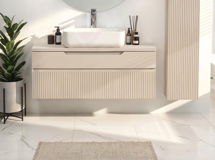 Plan de toilette suspendu calé à 85 cm du sol dans une salle d’eau claire
