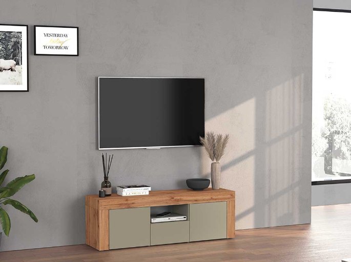 Coin t&eacute;l&eacute;vision sobre avec console basse en bois et vert gris&eacute; sur parquet