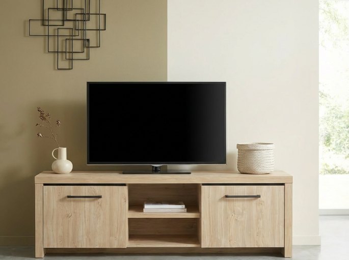 Espace TV &eacute;pur&eacute; avec console en bois clair et c&eacute;ramiques devant un mur olive