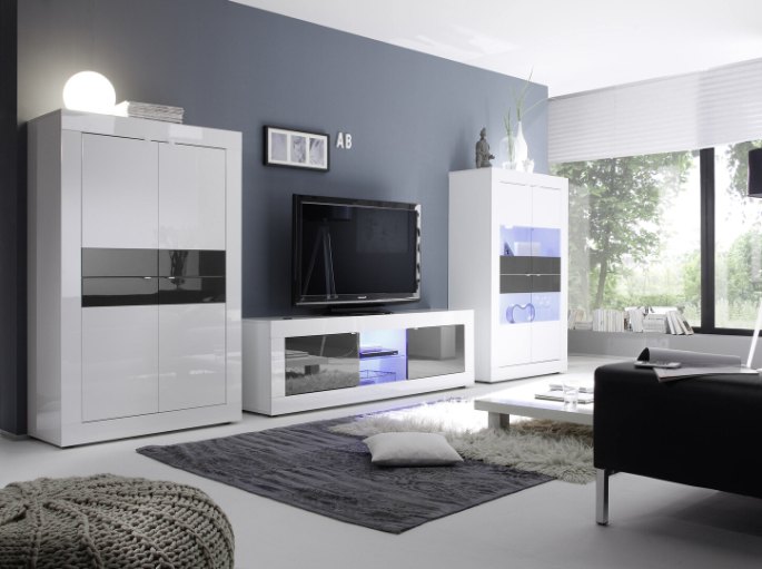 Ensemble mural blanc avec colonnes de rangement autour du téléviseur