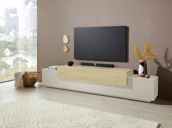 Salon lumineux avec banc TV bas en bois clair et tapis &eacute;cru devant une baie vitr&eacute;e