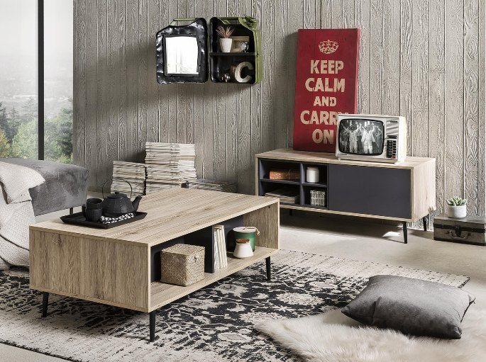 Banc TV bas en bois clair et fa&ccedil;ades anthracite dans un salon au mur sombre
