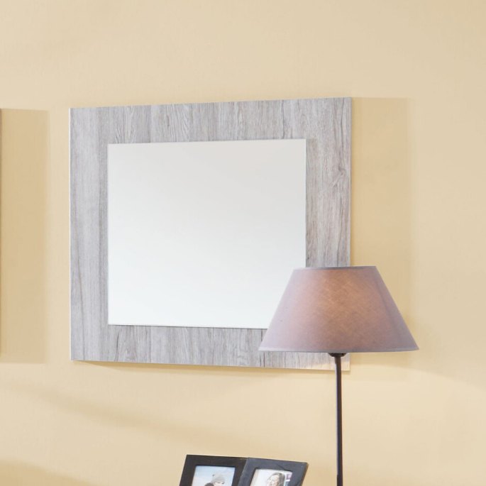 Cadre carré teinte chêne gris posé sur un mur ocre