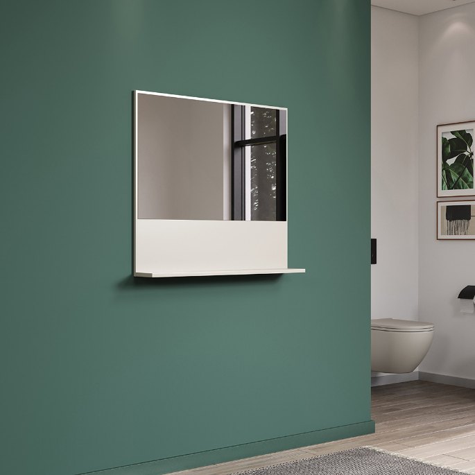 Cadre fin accroché sur un mur vert sapin, reflet du couloir