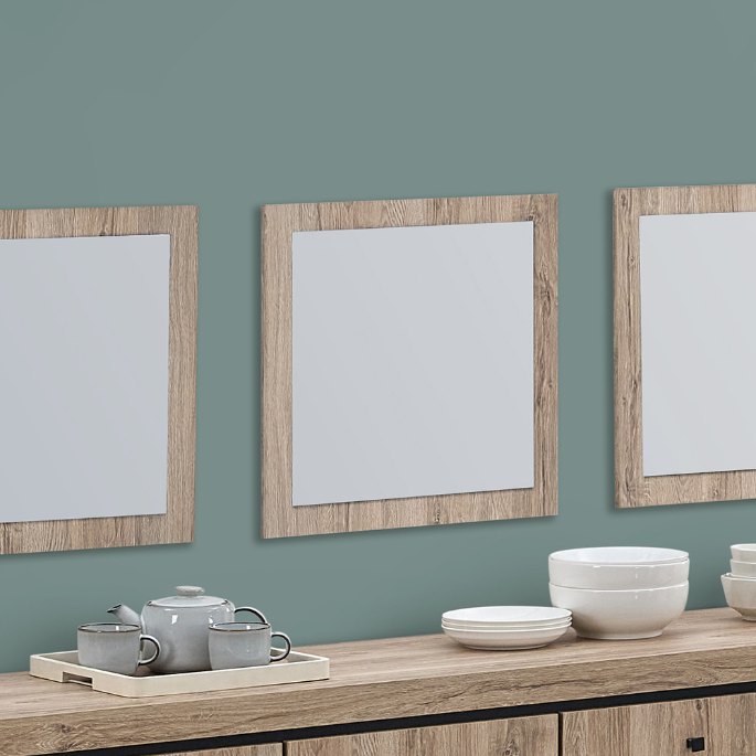 Reflets en enfilade sur un mur bleu-vert, tablette en bois
