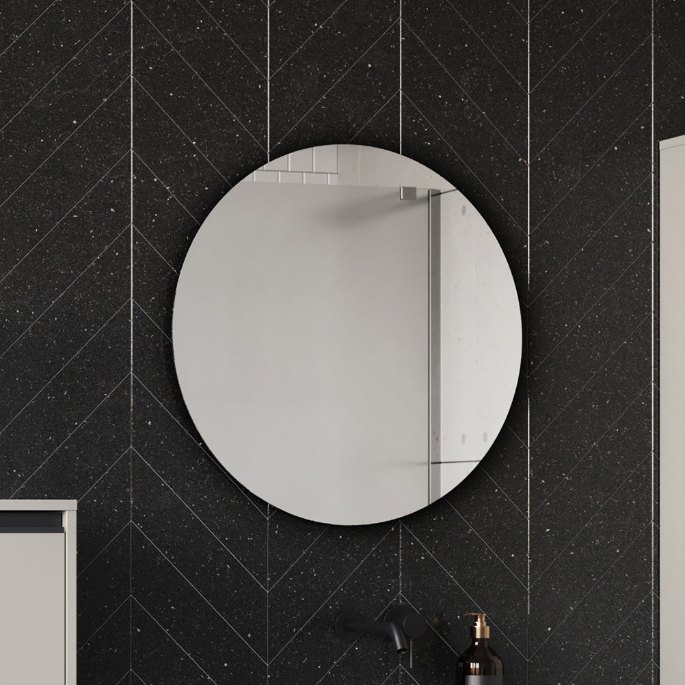 Glace ronde sur un mur de marbre foncé, reflet de la pièce entière