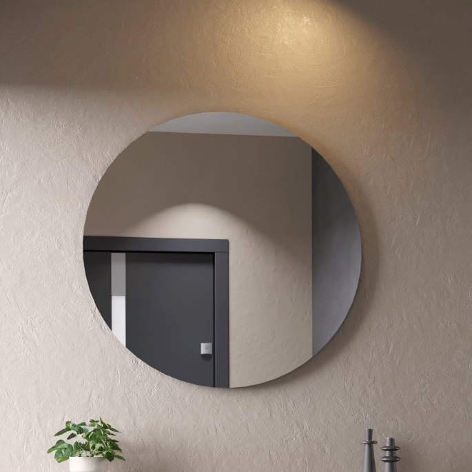 Cercle noir mat accroché sur un mur bicolore, format 80 cm