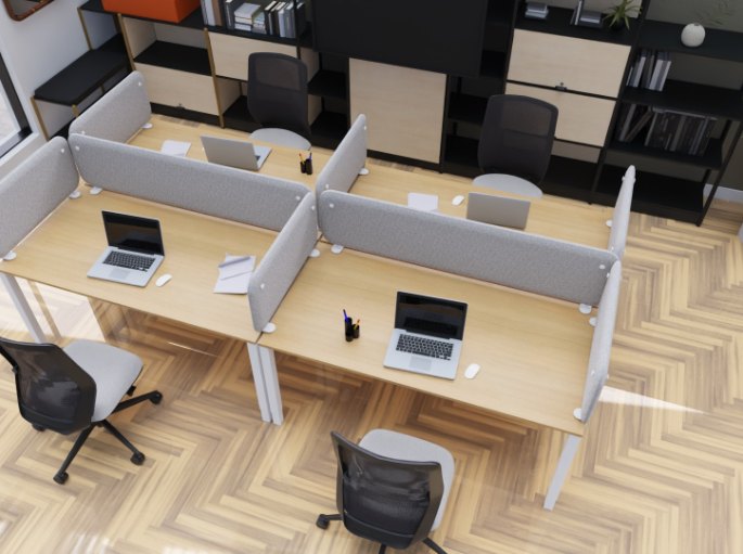 Postes de travail en vis-à-vis séparés par des écrans gris dans un bureau au parquet clair