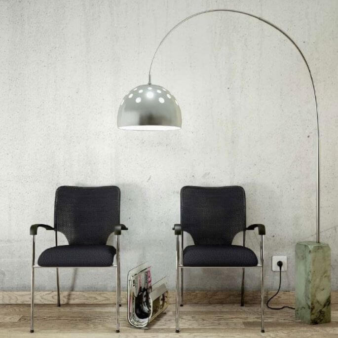 Deux places sombres installées sous un lampadaire arqué