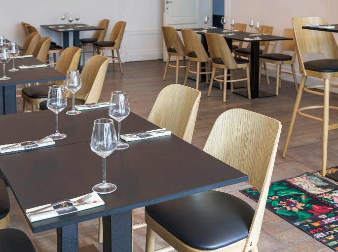 Surface de plateau en stratifié sombre dans une salle de restauration collective