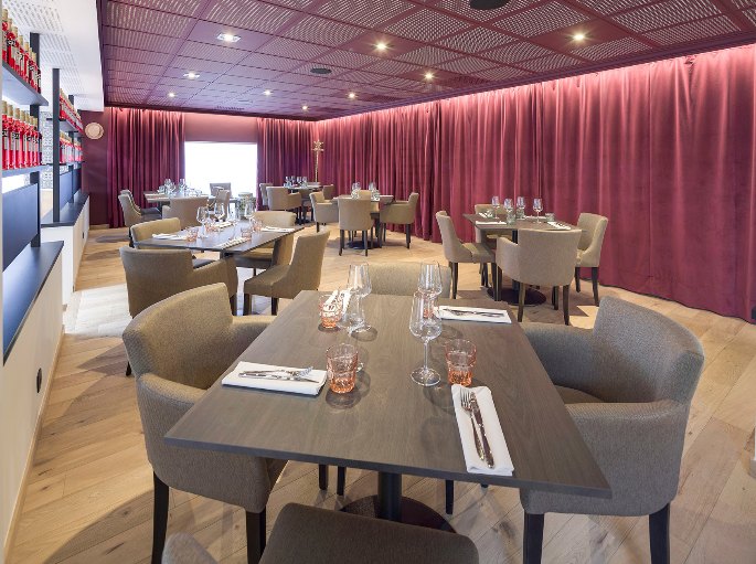 Salle de restauration équipée de plateaux mélaminés et d'assises non poreuses