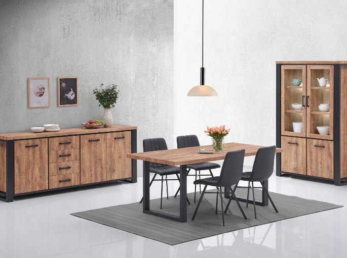 Séjour meublé en bois avec grande tablée et vitrine