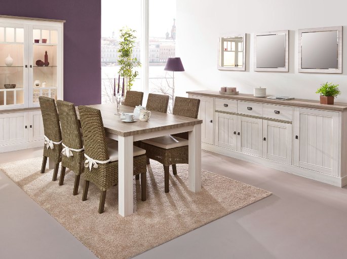 Buffet et table en bois grisé clair dans un coin repas ouvert