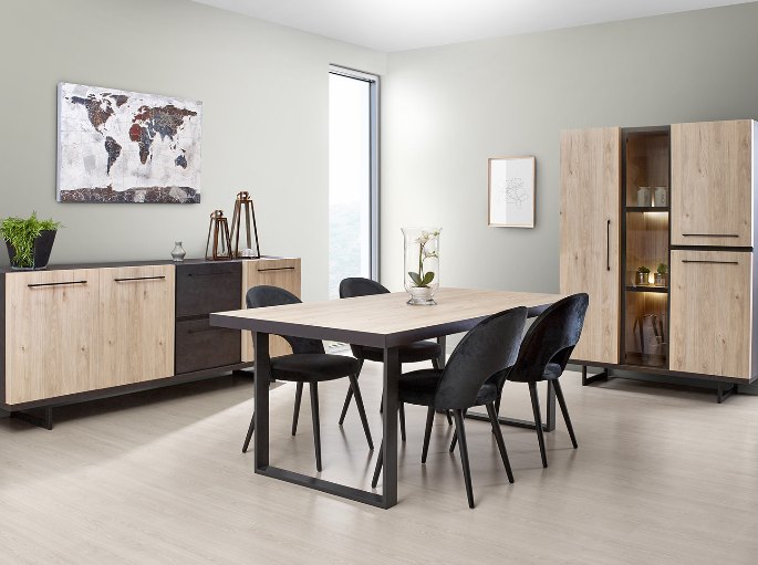 Coin repas lumineux avec enfilade en bois et vitrine haute