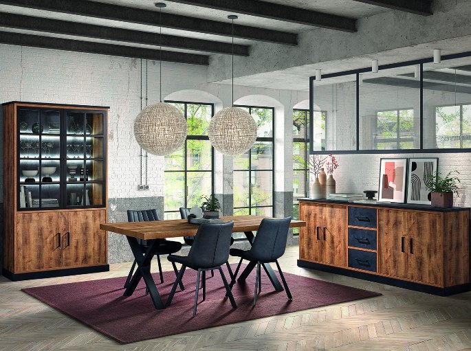 Espace repas en bois avec enfilade basse et rangement haut