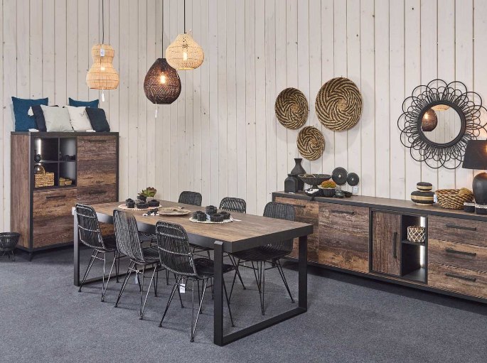 Ensemble de repas en bois brun foncé dans un séjour aux murs clairs