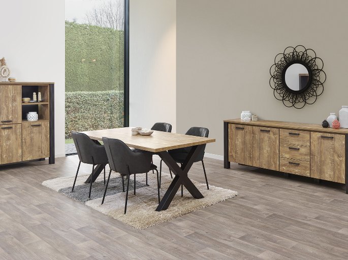 Espace repas en bois brun avec enfilade et vitrine haute