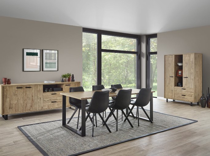 Coin repas en bois brut avec bahut et chaises sombres
