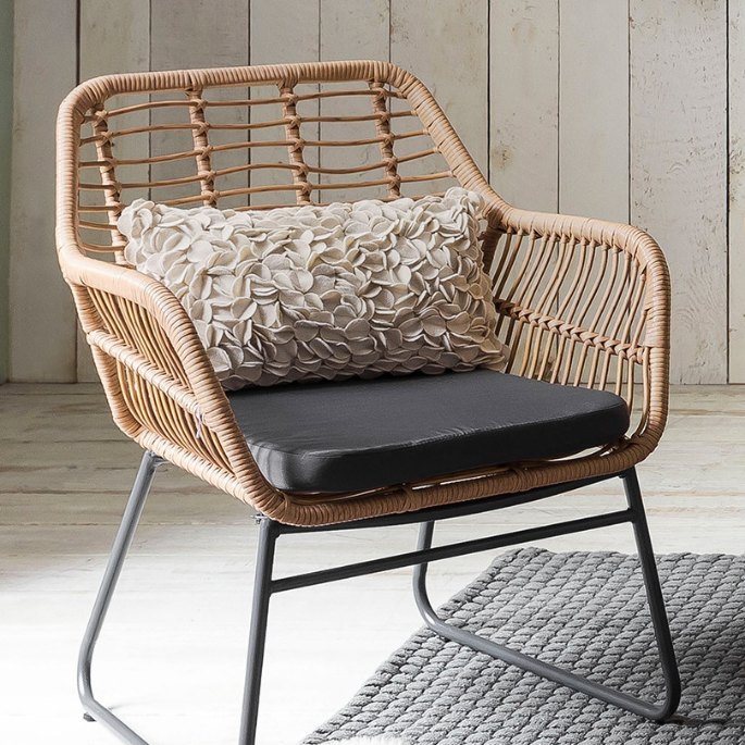 Assise en fibre tressée claire montée sur un piétement métallique fin