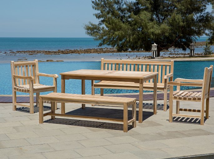 Terrasse au bord d’une piscine avec assises en bois clair alignées