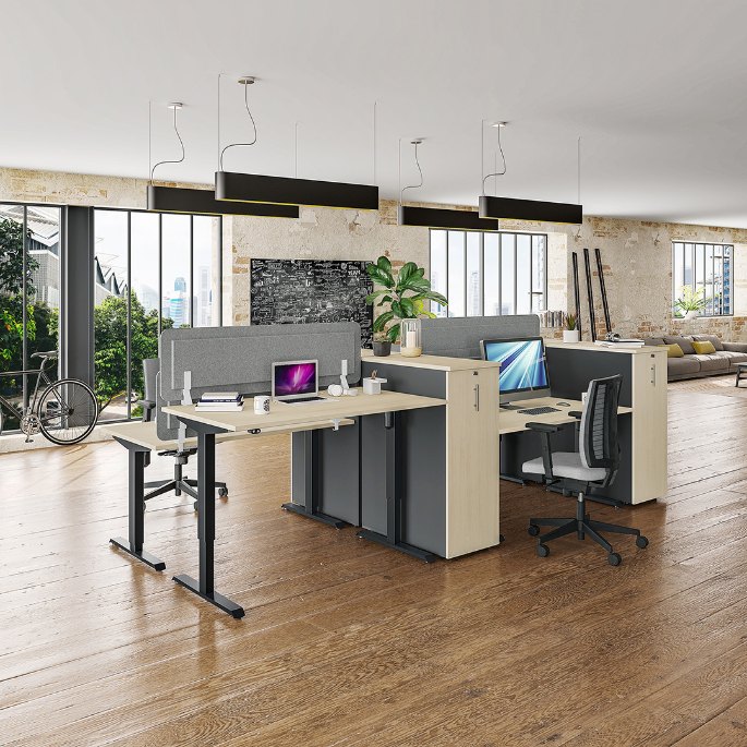 Assise pivotante à dossier textile devant un plan de travail