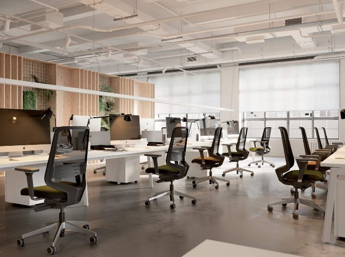 Plateau de bureaux partagé avec écrans et fauteuils à roulettes