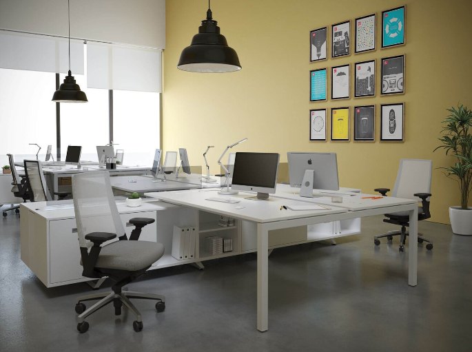 Rangée de plans de travail face à face sous de larges suspensions noires