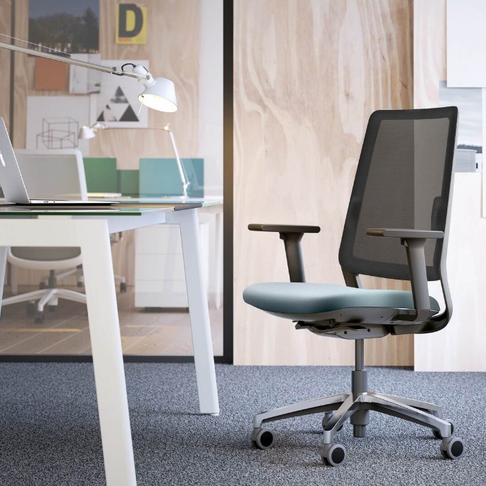 Poste de travail tertiaire avec assise réglable et plan fixe en open space