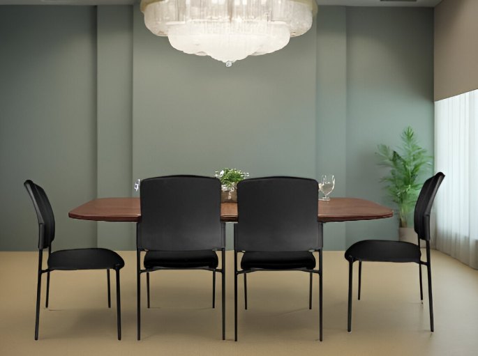 Salle de réunion aux murs vert sauge avec sièges noirs à piètement fixe autour d'une table en bois