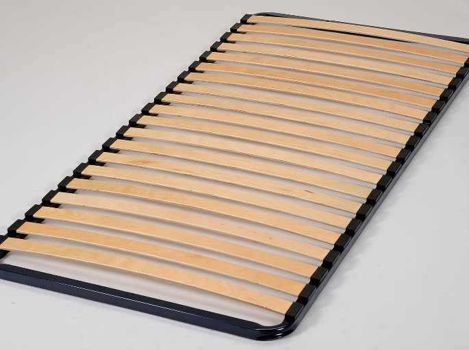 Structure de couchage à suspension souple posée sur une ossature en acier laqué noir