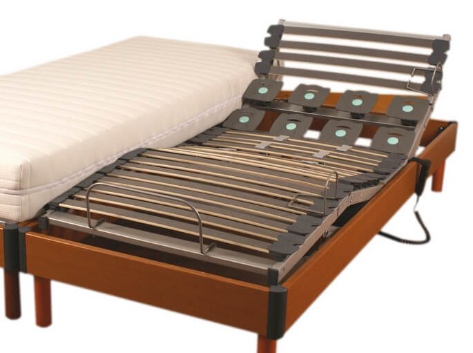 Base de lit équipée de suspensions ponctuelles orientables sous le couchage