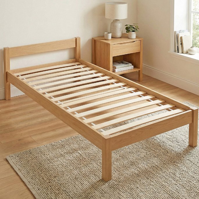 Détail d’un lit en bois clair aux lattes apparentes dans une chambre