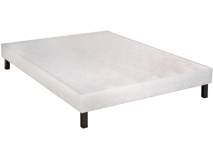 Structure tendue d'un coutil clair vue de trois quarts sur ses pieds