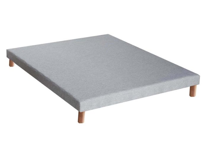 Base rectangulaire habillée de tissu gris posée sur quatre pieds bois