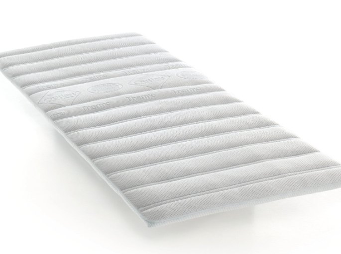 Surcouche de couchage en mousse viscoélastique matelassée présentée sur fond neutre