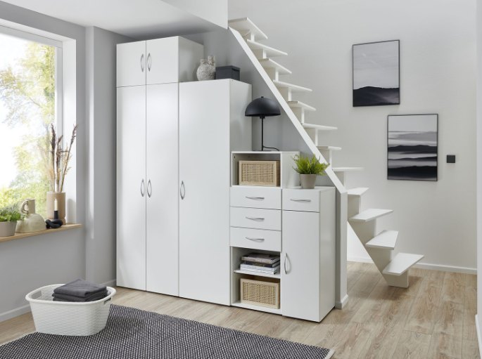 Colonnes de rangement installées sous une montée d'escalier, près d'une fenêtre