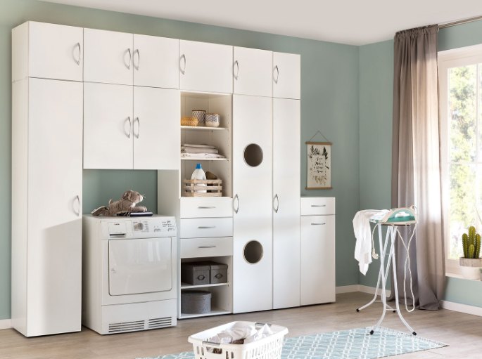 Appareil de lavage encastré entre des colonnes blanches, commode basse à côté