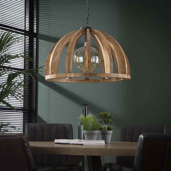 Coupole en lamelles de bois éclairée par une longue ampoule à filament