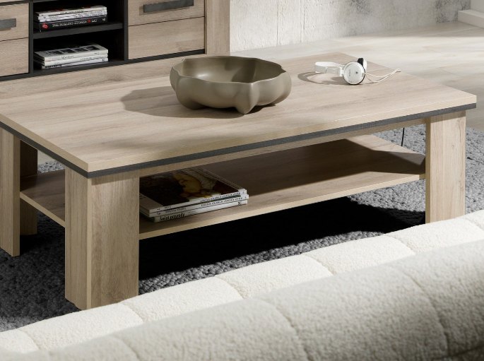 Mobilier bas et plateau à hauteur de tout-petit dans une pièce lumineuse