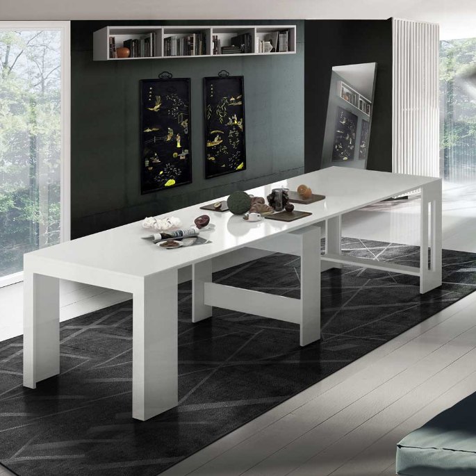 Plateau déplié en longue table de repas entourée de chaises dans un séjour