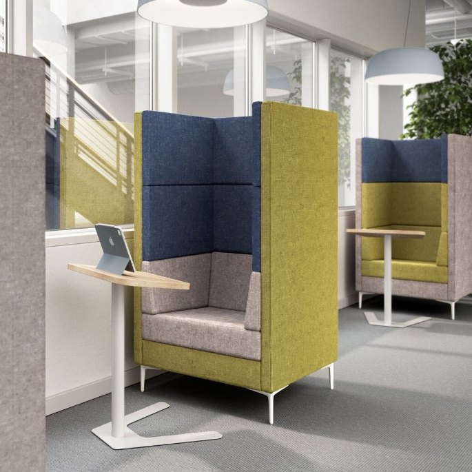 Plateau d'appoint inclinable sur piètement léger, à côté d'une assise basse